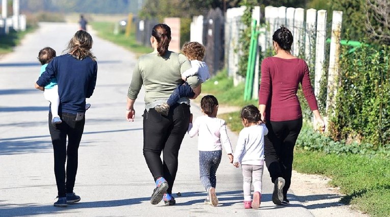 Gotovo trećina Romkinja u Hrvatskoj prekida školovanje zbog braka ili trudnoće