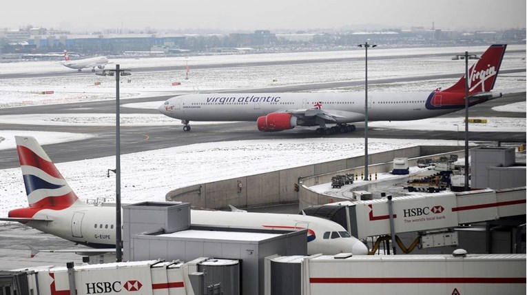 Zbog jakog snijega i leda zatvoren aerodrom u Londonu
