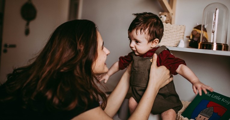 Znanstvenici: Razgovarajte sa svojom bebom, to pridonosi razvoju njezinog mozga