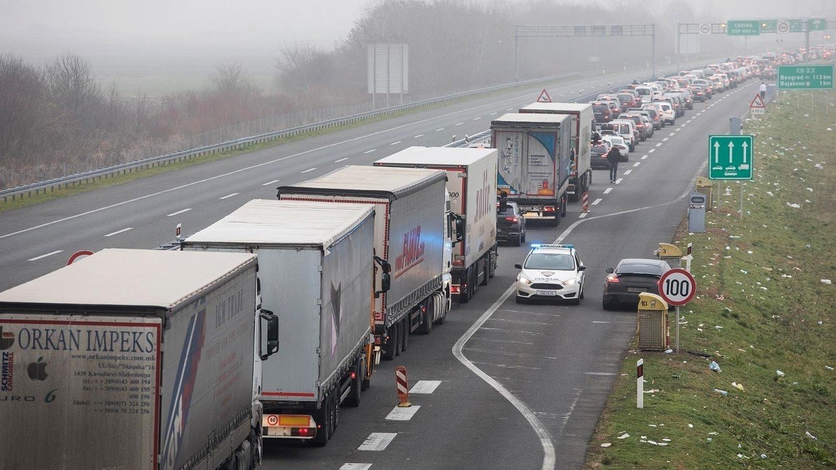 Na Bajakovu kamioni u koloni od četiri, a automobili od tri kilometra