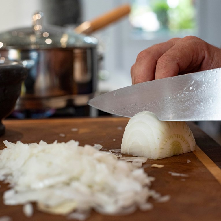 Kako sjeckati luk kao profesionalac? Slavna kuharica podijelila genijalan trik