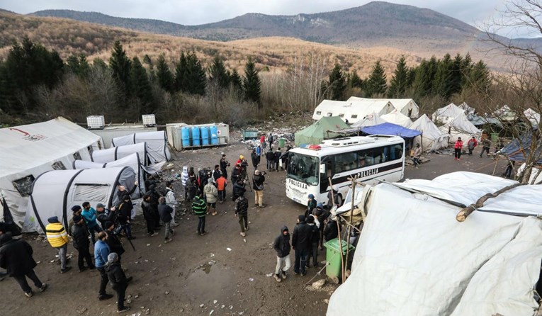 VIDEO Počelo premještanje migranata iz Vučjaka, policija okružila kamp