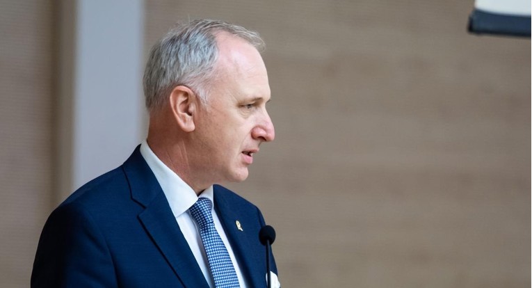 Optužena dvojica maloljetnika koji su Opari prijetili smrću i udarali ga 