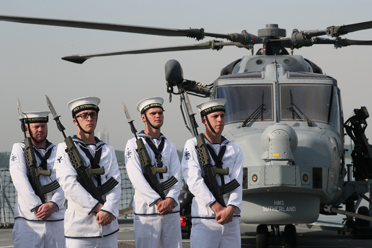 Helikopter Kraljevske mornarice otjerao ruski brod. Usidrio se kod podmorskih kabela