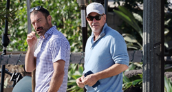 Kevin Costner snimljen na ručku u Kaliforniji, na hlačama imao ogromnu mokru mrlju