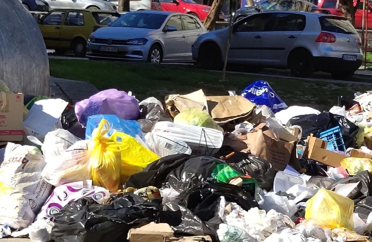 FOTO Mostar je zatrpan tonama smeća, cijeli grad smrdi