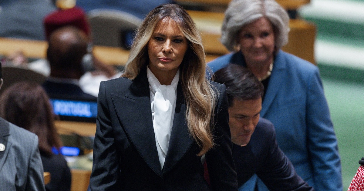 Melania Trump u UN stigla u strogo krojenom crnom odijelu