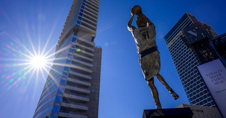 Nowitzki dobio kip ispred dvorane u Dallasu, Dončić bio na otvaranju i pljeskao mu