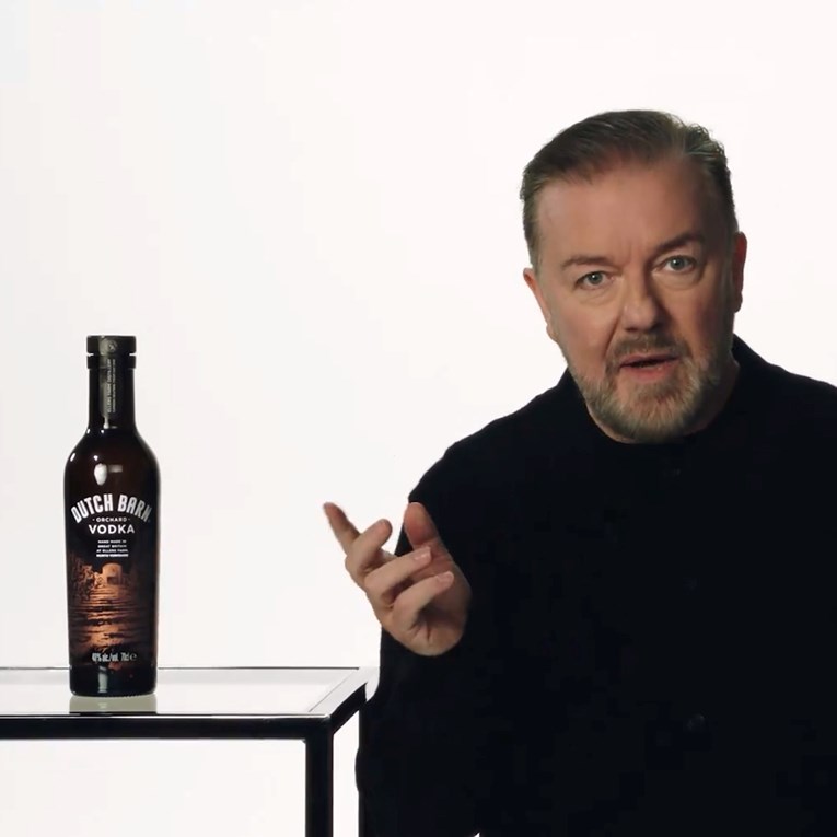 Ricky Gervais iskoristio rat u Ukrajini da izreklamira svoju votku
