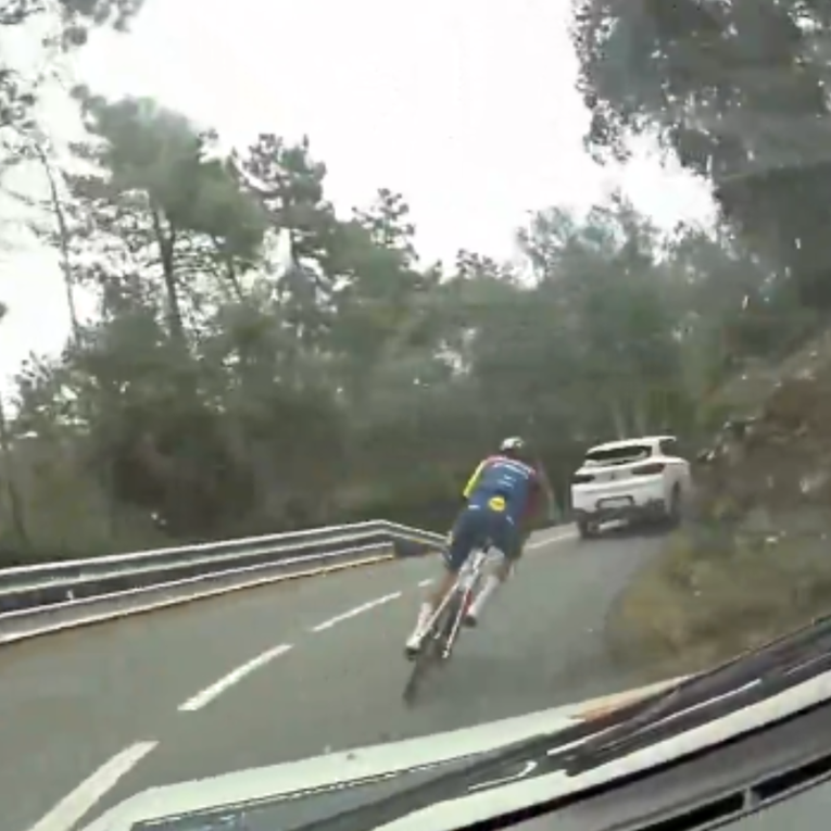 VIDEO Motociklist na biciklu preticao automobile: "Zar za ovo da se pravdam?"