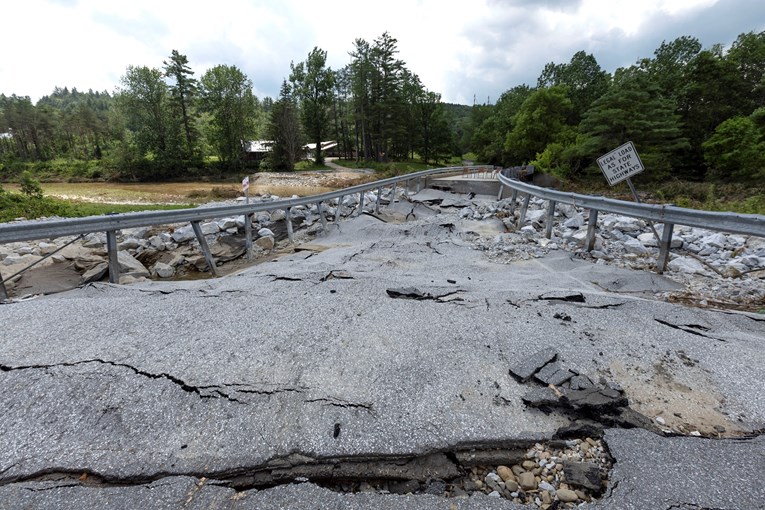 Strašne poplave na sjeveroistoku SAD-a. Alarm za vrućine od Kalifornije do Floride