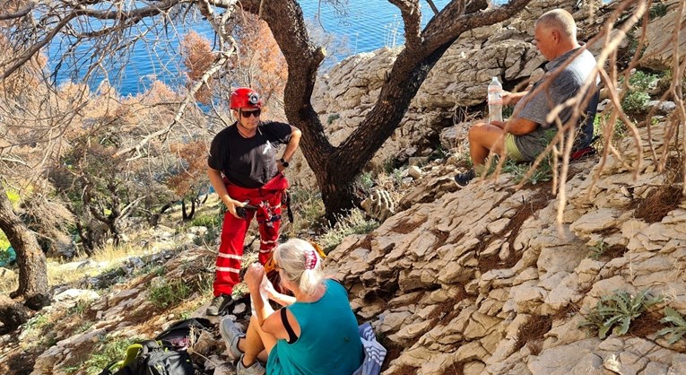 FOTO Turisti krenuli s plaže preko litice, morao ih spašavati HGSS