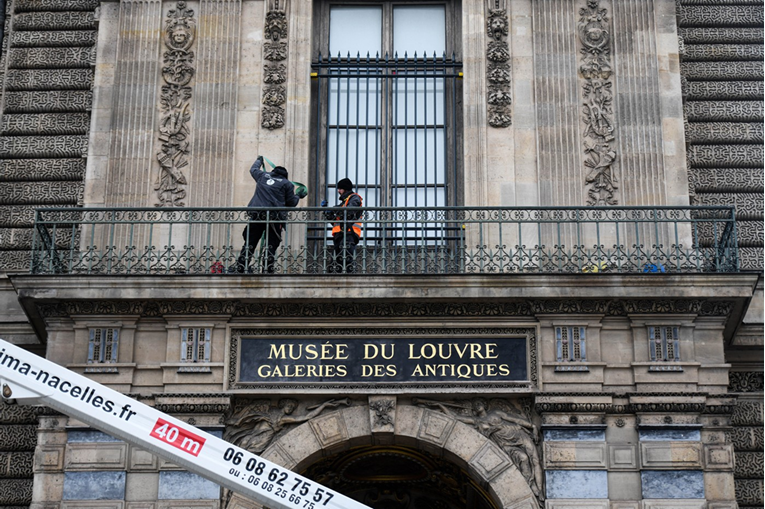 Postavljene rešetke na prozor Louvreove galerije iz koje su ukradeni dragulji