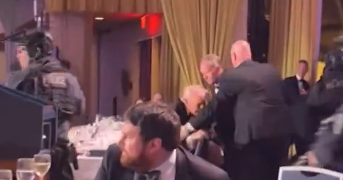 VIDEO Ovo je trenutak kad su Trumpa hitno izvukli s pozornice, pao je