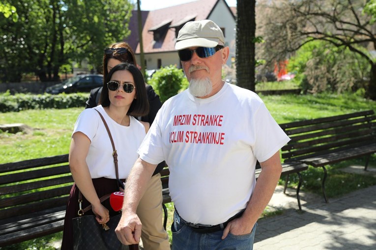Tijekom Plenkovićeva posjeta Samoboru pažnju privukao prolaznik s porukom na majici