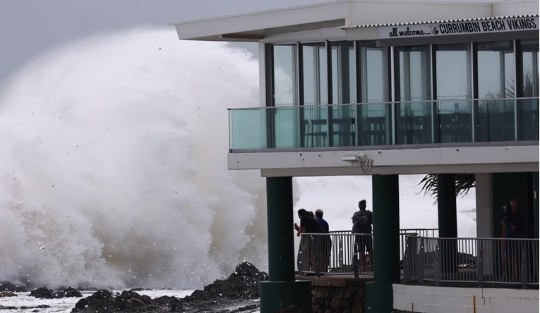 Ogromni valovi u Australiji, utopilo se petero ljudi, dvoje nestalo