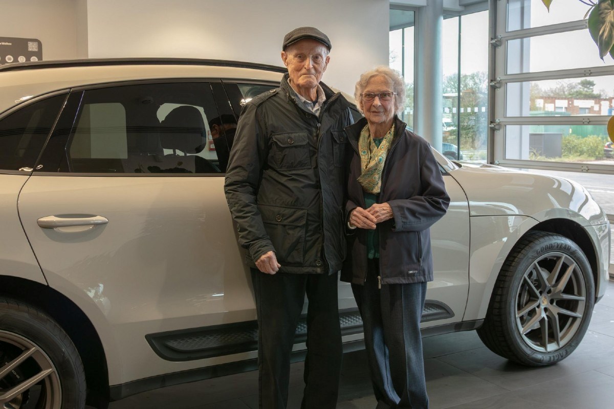 Njemu su 92, njoj 94 i sad su kupili prvi Porsche