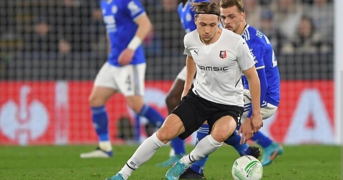 Rennes zabio šest golova, Majer asistent