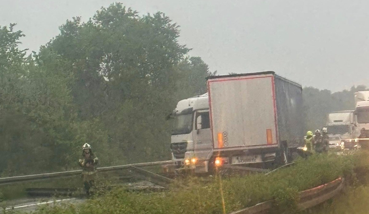 Nesreća na A1 kod Karlovca, kamion probio zaštitnu ogradu. Prekinut promet prema moru