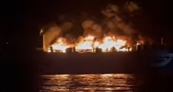 VIDEO Usred noći se zapalio grčki trajekt pun putnika, svi su spašeni