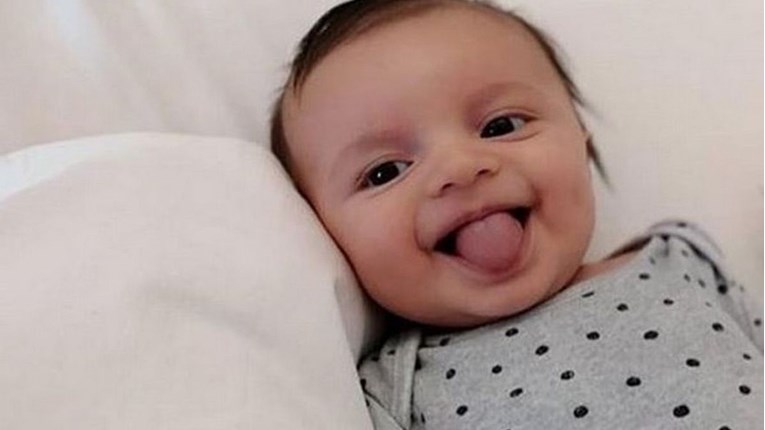Beba pobijedila koronavirus unatoč prognozama liječnika pa isplazila jezik u kameru