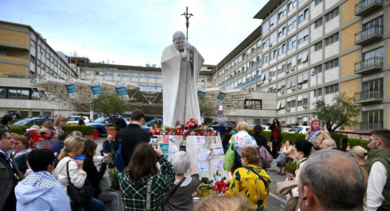 Papa sutra izlazi iz bolnice