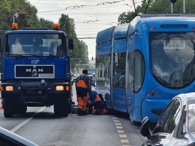 Na križanju Savske i Vukovarske tramvaj iskliznuo iz tračnica