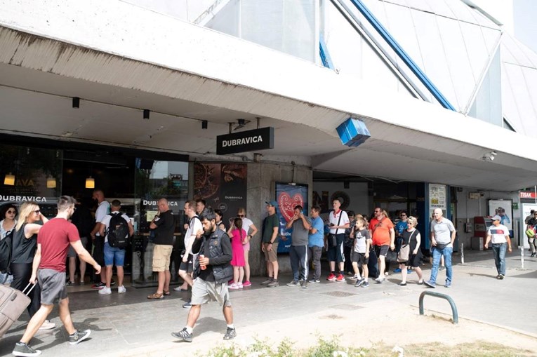 VIDEO Pogledajte redove ispred trgovina i pekara na zagrebačkom kolodvoru