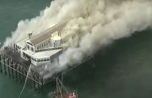 VIDEO Izbio veliki požar na povijesnom pristaništu u Kaliforniji