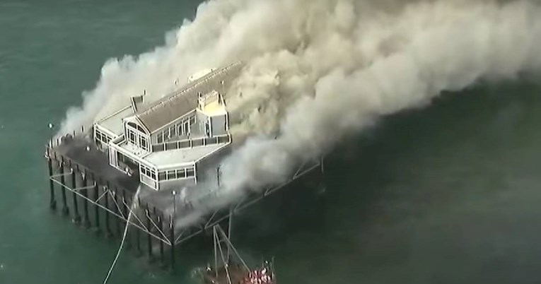 VIDEO Izbio veliki požar u restoranu na povijesnom molu u Kaliforniji 