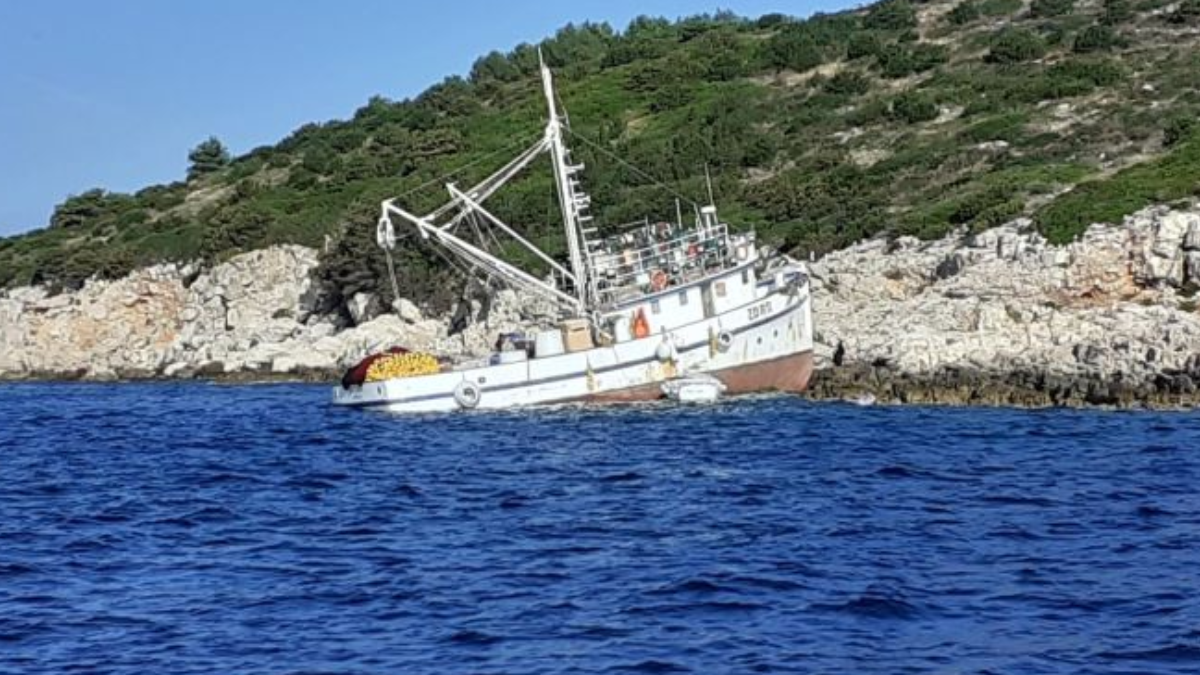 Kod Dugog otoka nasukala se brodica, nema onečišćenja mora