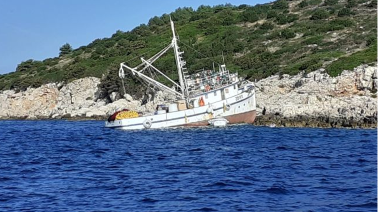 Kod Dugog otoka nasukala se brodica, nema onečišćenja mora