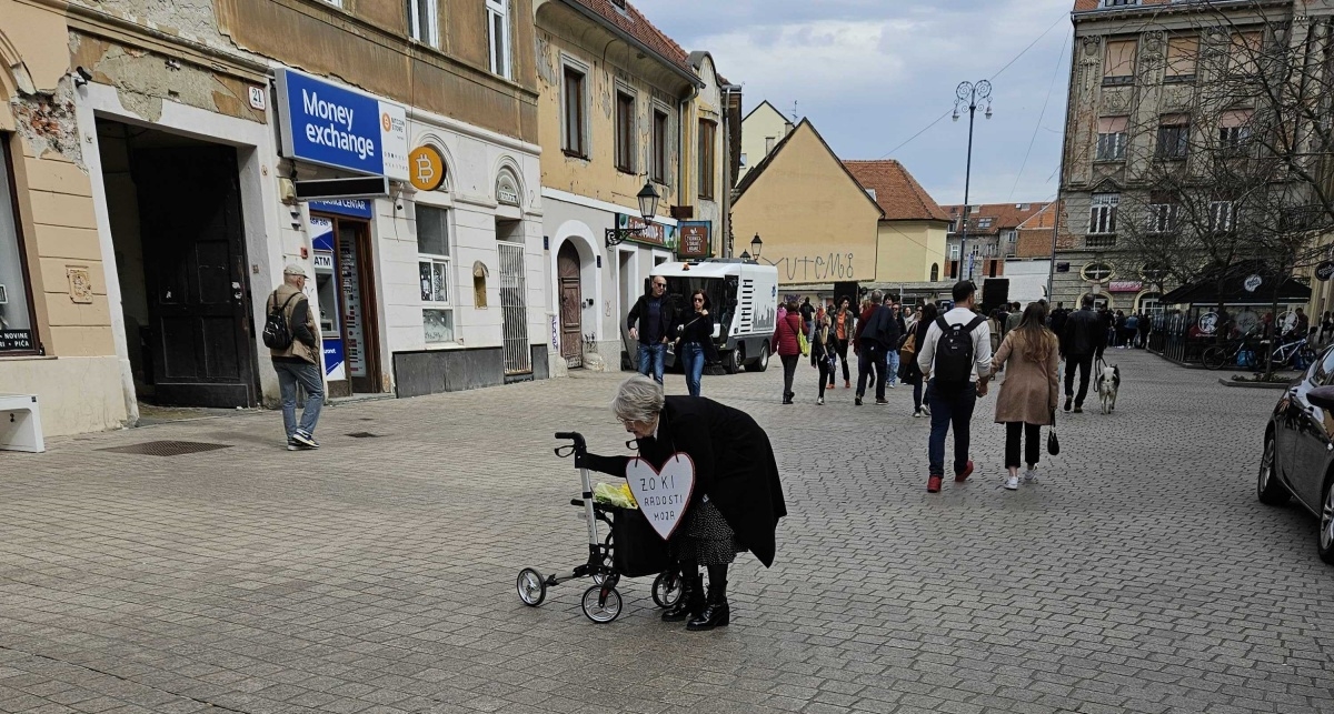 "Zoki, radosti moja": Gospođa u Zagrebu oko vrata nosila poruku Milanoviću
