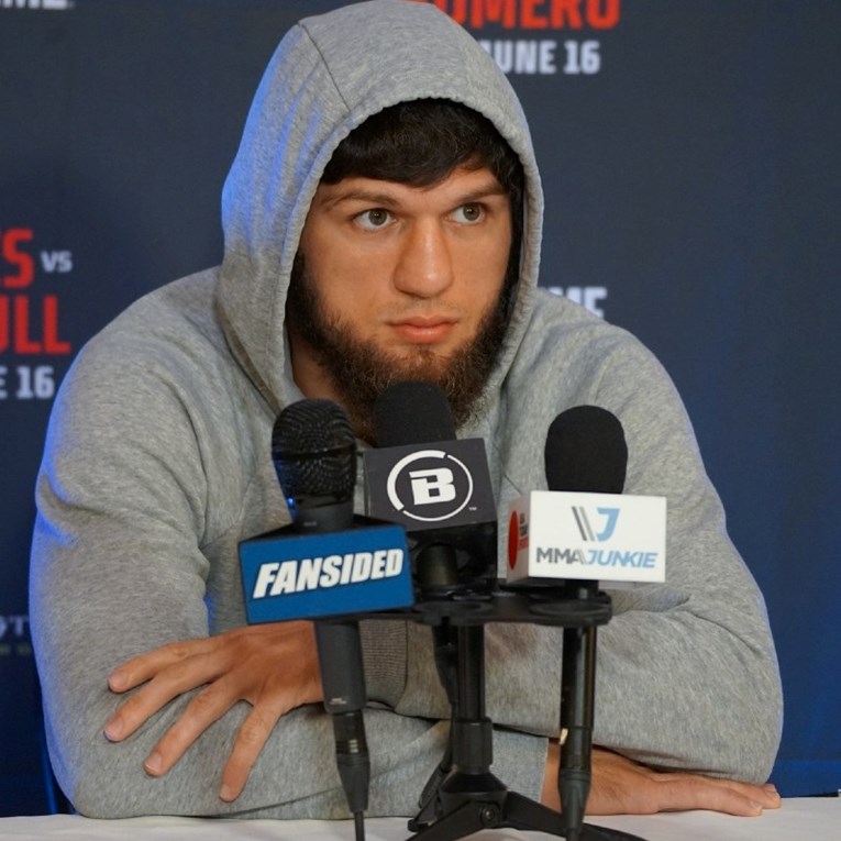 Maskirani napadači propucali ruskog MMA borca s pet metaka. Uspio je pobjeći