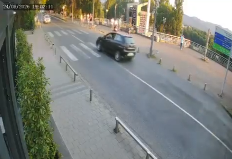 Autom naletio na majku s dvoje male djece u Srbiji, curica umrla. Kamera sve snimila