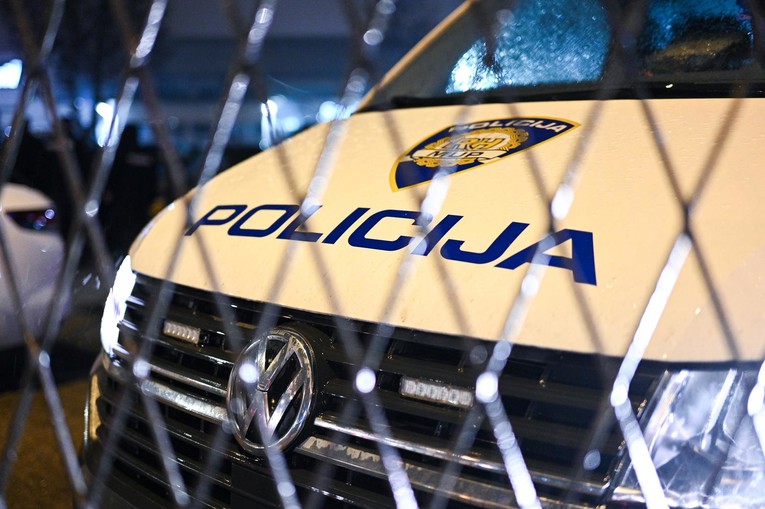 Uhićena 20-godišnjakinja, traga se za supočiniteljem. Zapalili su dva auta