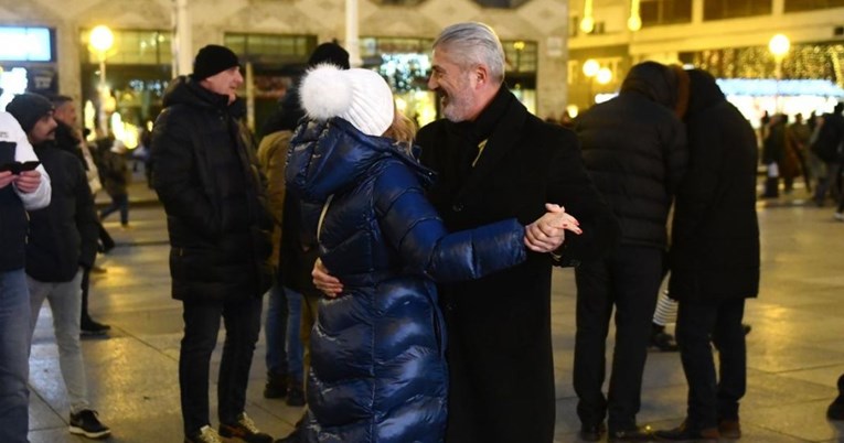 Niko Tokić Kartelo zaplesao sa suprugom na glavnom zagrebačkom trgu