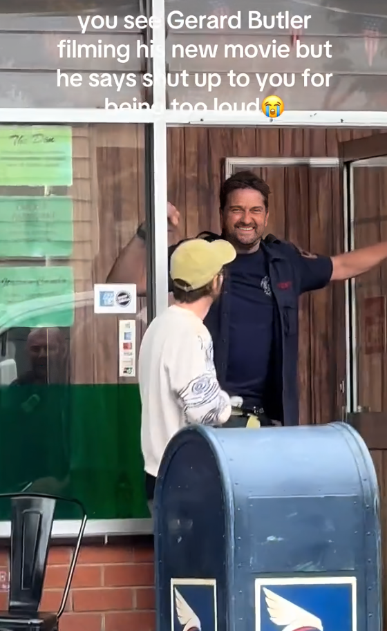 Glumac na snimanju ušutkao fanove, krenule sprdnje: "Može me ušutkati kad god poželi"