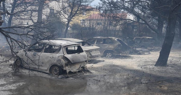 FOTO Veliki požar kod Šibenika potpuno spalio automobile