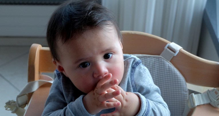 Kako objasniti djetetu da prestane stavljati ruke u usta i dodirivati lice