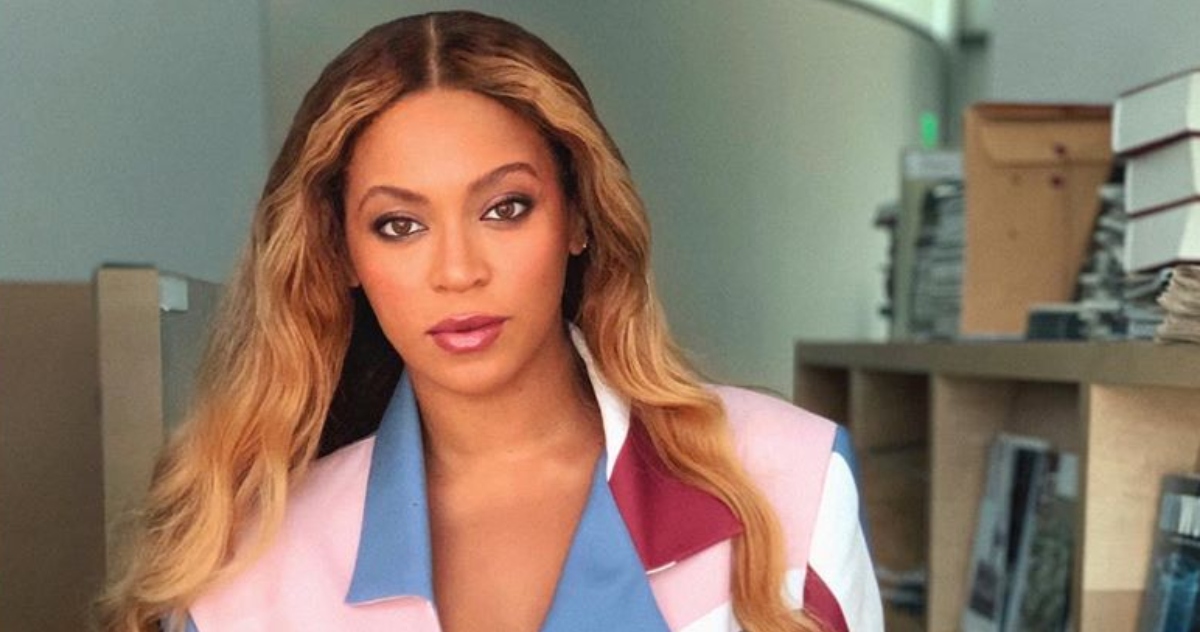 Beyoncé se od svečanih toaleta odmara u odijelu iz osamdesetih