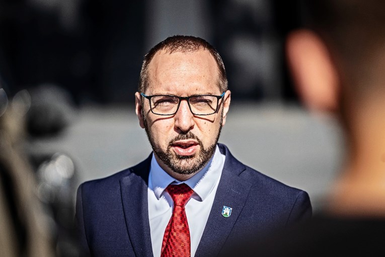 Tomašević položio vijence na Mirogoju u spomen na poginule branitelje