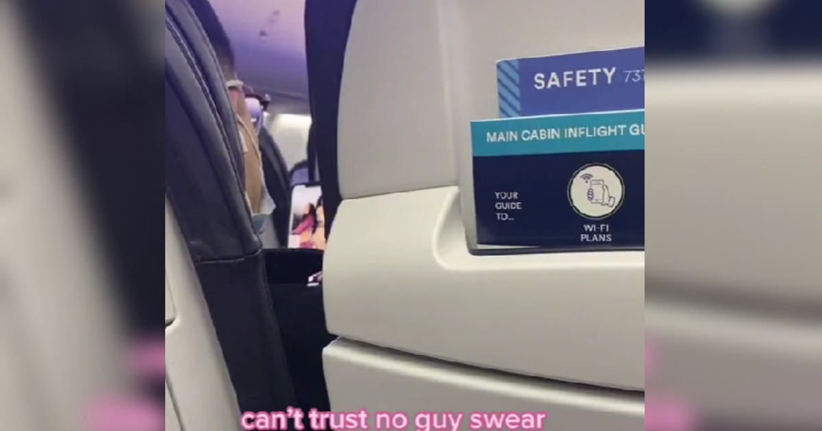 Nije mogla vjerovati što gleda putnik ispred nje u avionu dok mu djevojka spava