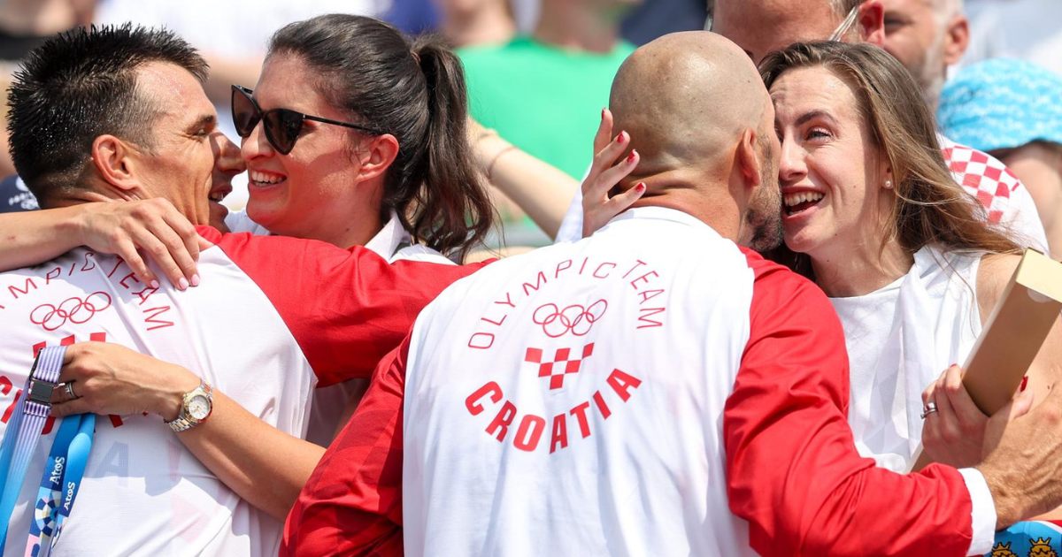 Fotka dana: Sinkovići nakon osvojenog zlata grlili svoje supruge na tribinama