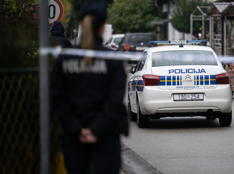 Mladić čekićem izudarao ženu po glavi, skoro ju ubio. Bio je evidentirani zlostavljač