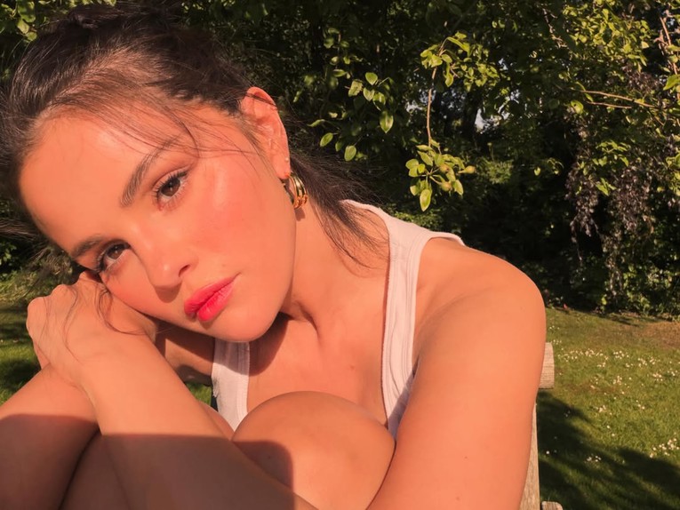Selena Gomez nosila top koji drži samo jedna vezica, ali pažnju su ukrale natikače