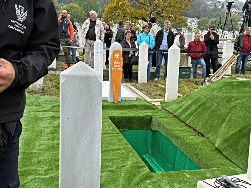 Halid Bešlić počiva pored Kemala Montena. Bili su veliki prijatelji
