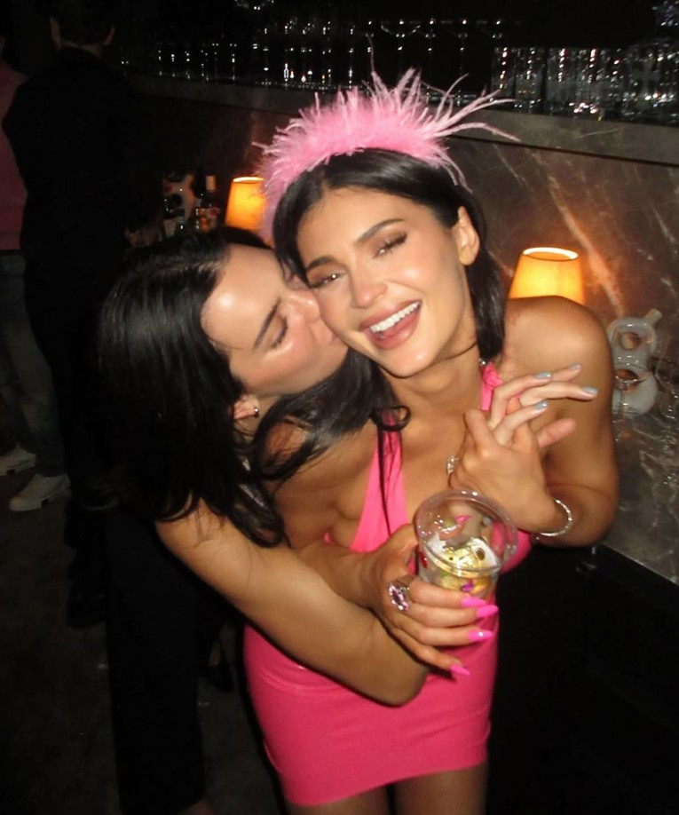 Kylie Jenner proslavila 29. rođendan s prijateljicama, pogledajte fotke