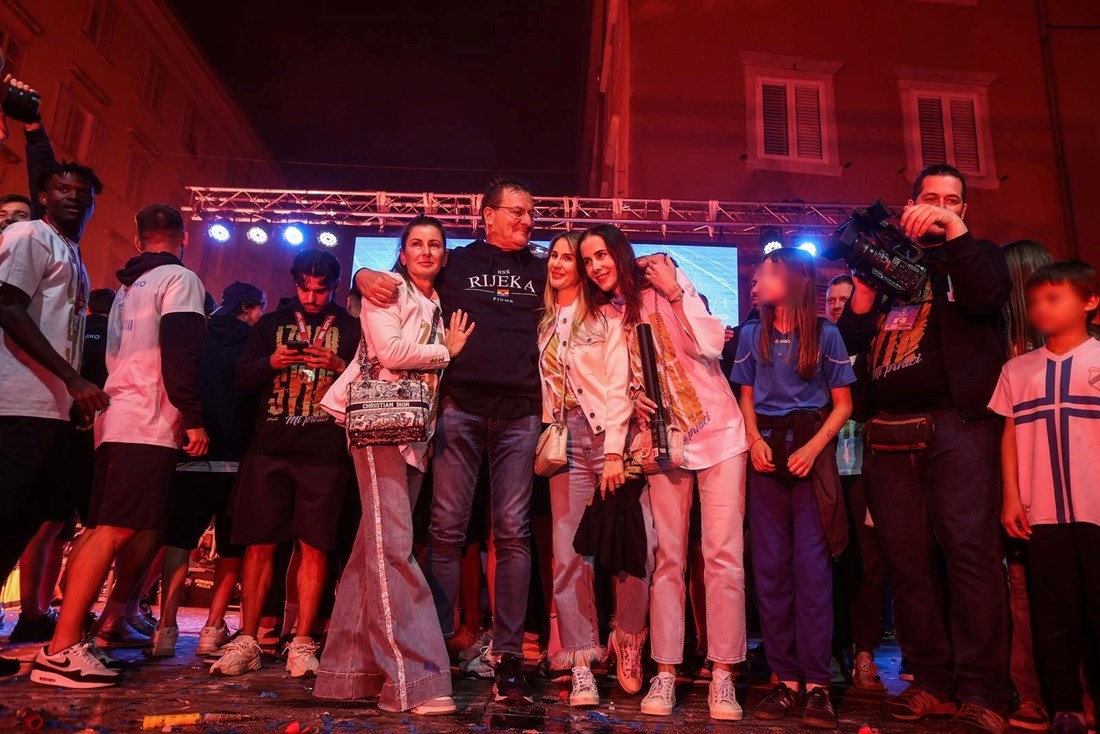 Miškovićeva supruga na slavlju titule u Rijeci nosila Dior torbicu od 4600 eura