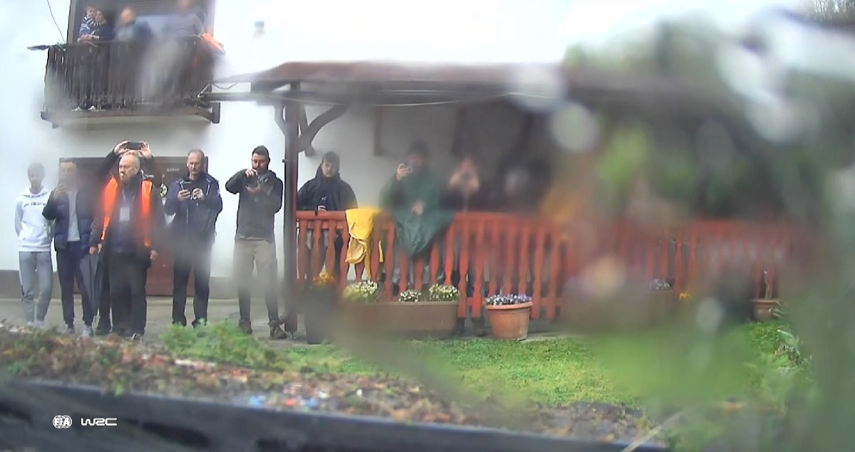 VIDEO Vozač relija u Krašiću uletio u dvorište. Ljudi ga pozvali u kuću i nahranili